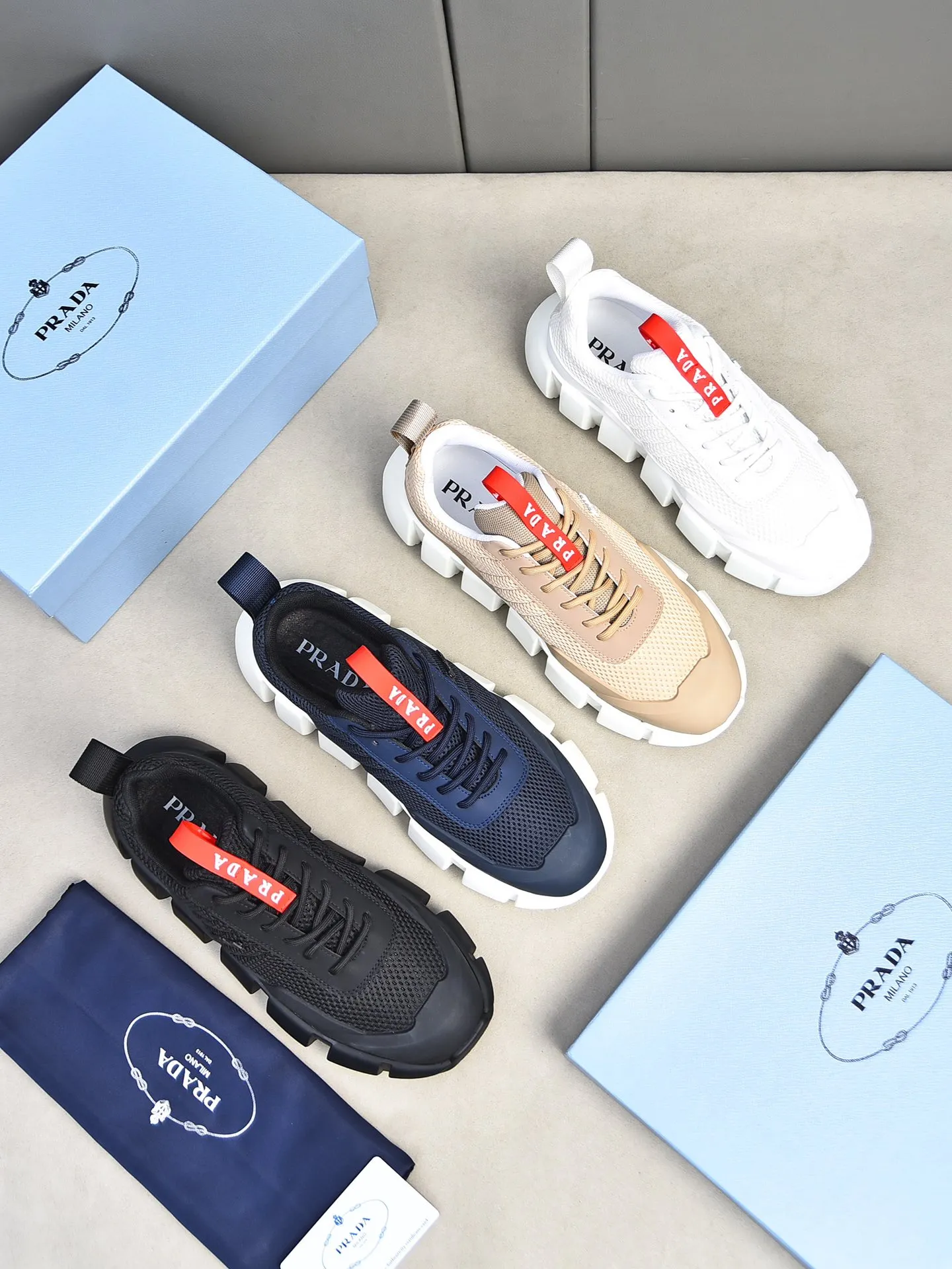 Men's shoes 💰480 PRADA/Prada men's lace-up casual sports shoes, the upper is made of cowhide leather and breathable mesh. It is soft, comfortable and breathable. The tongue is decorated with the PRADA brand letter logo. The thick rubber sole echoes the red label tongue. The style is fashionable and generous. The details are carefully crafted. A casual sports shoe with a super fashionable look on the foot. Excellent breathability!  Size: 38-44 (45 46 customized)